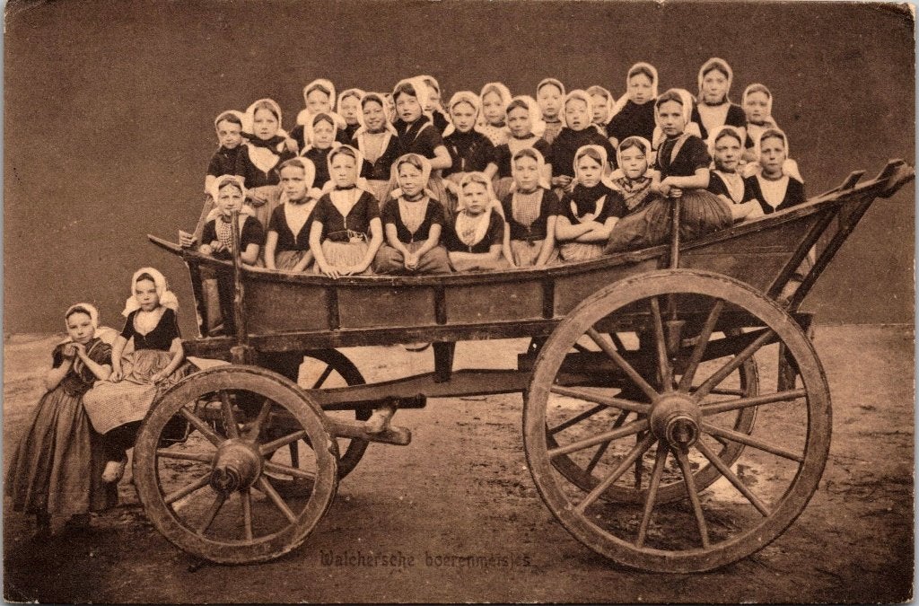 Walcheren - 12 antieke ansichtkaarten Klederdracht I