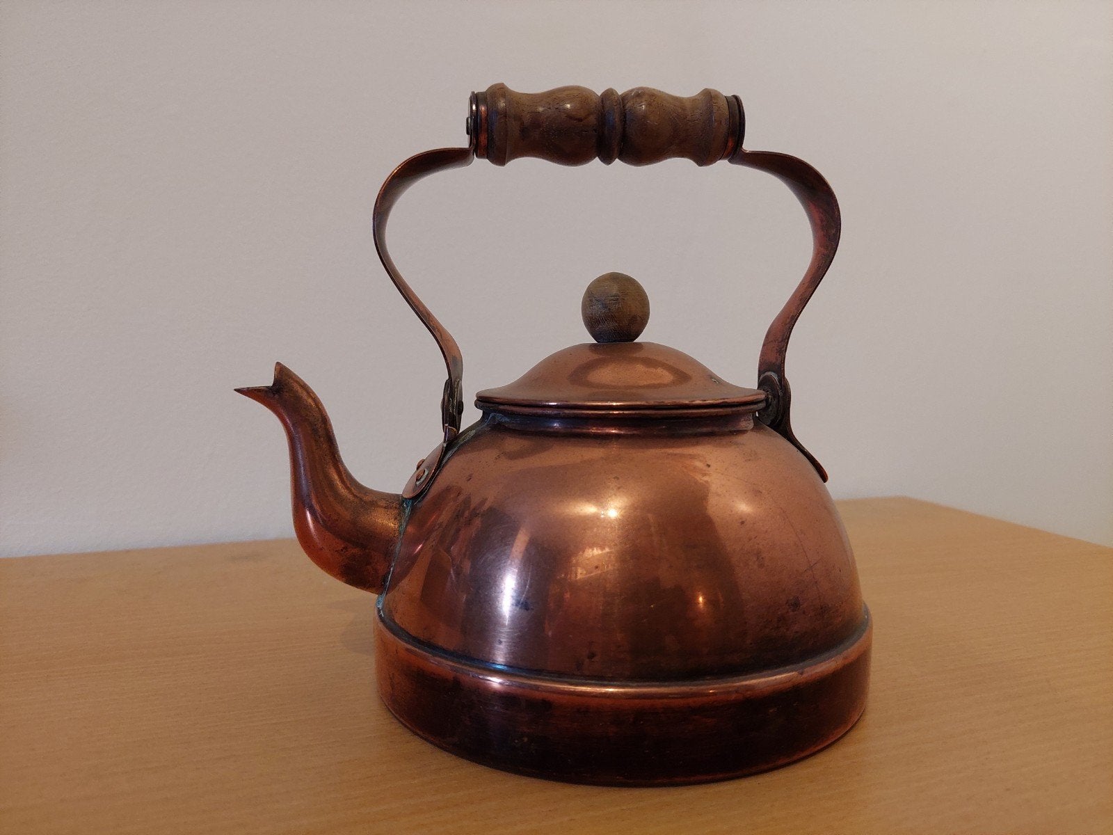 Antieke koperen waterketel met houten handvat, Antiek en Kunst, Ophalen