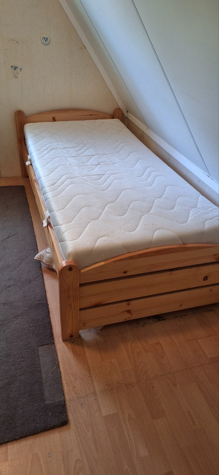 Eenpersoonsbed van hout met matras, Huis en Inrichting, Gebruikt, 90 cm, Eenpersoons, Bruin