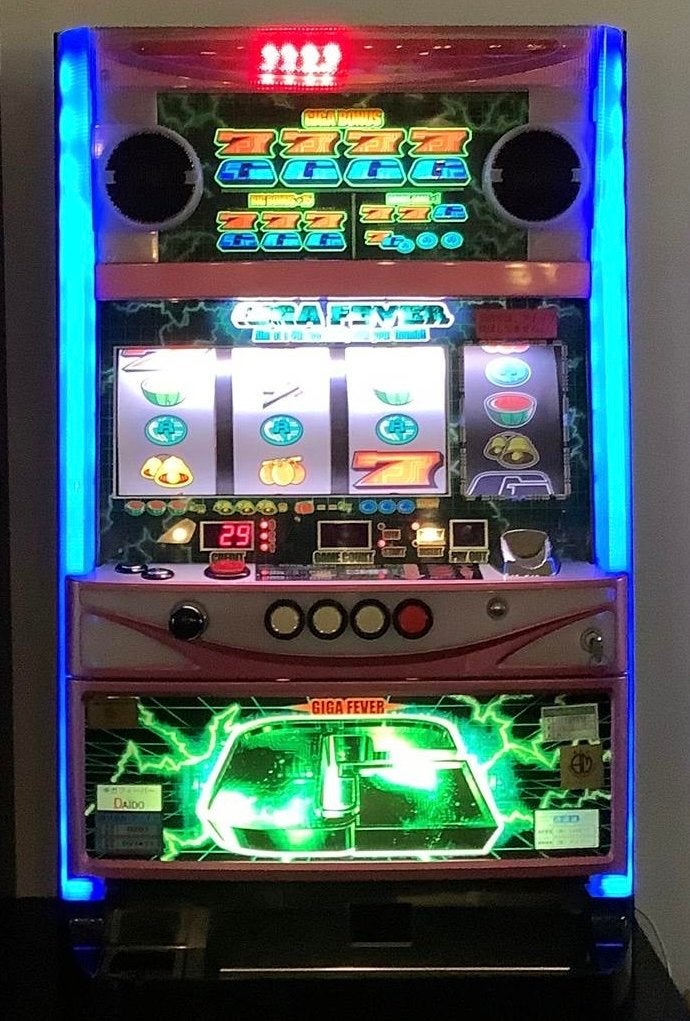 Japanse Pachislo Gokkast - Giga Fever (incl. 500 tokens), Verzamelen, Automaten | Gokkasten en Fruitautomaten, Overige munten