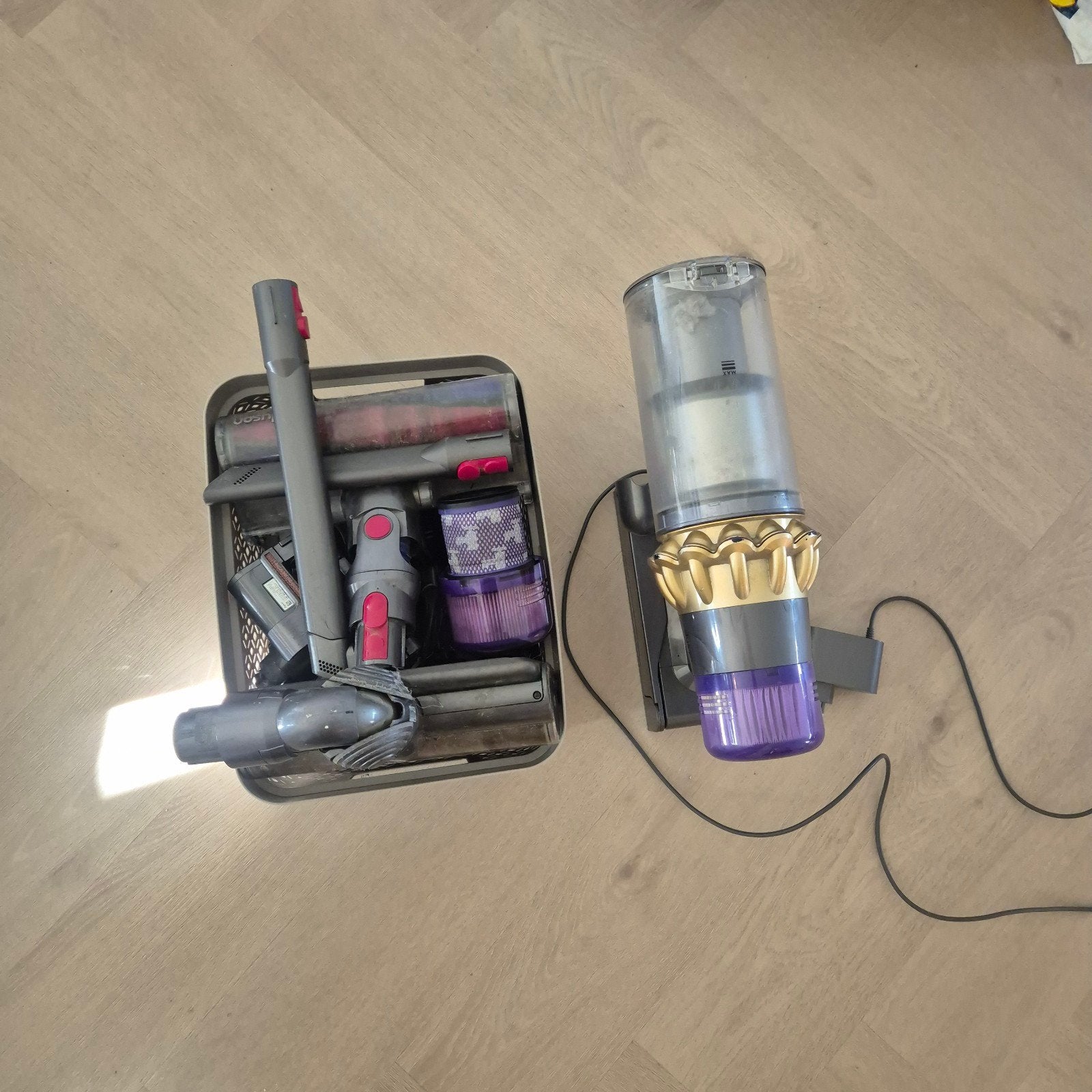 Dyson  V11 steelstofzuiger met defecte knop, ophangsysteem e, Draadloos, Ophalen of Verzenden, Dyson, Niet werkend