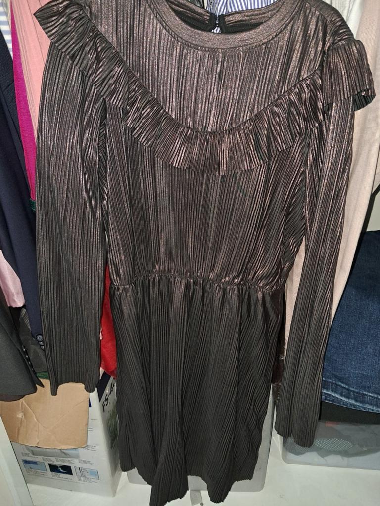 Mooie geplooide jurk met ruches, Kleding | Dames, Jurken, Zo goed als nieuw, Maat 38/40 (M), Zwart, Boven de knie, Ophalen of Verzenden