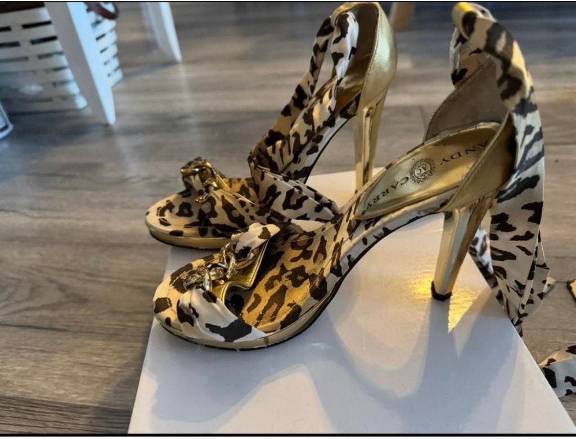 Feestelijke schoenen met luipaardprint en gouden hakken, Kleding | Dames, Schoenen, Ophalen of Verzenden, Zo goed als nieuw, Overige kleuren