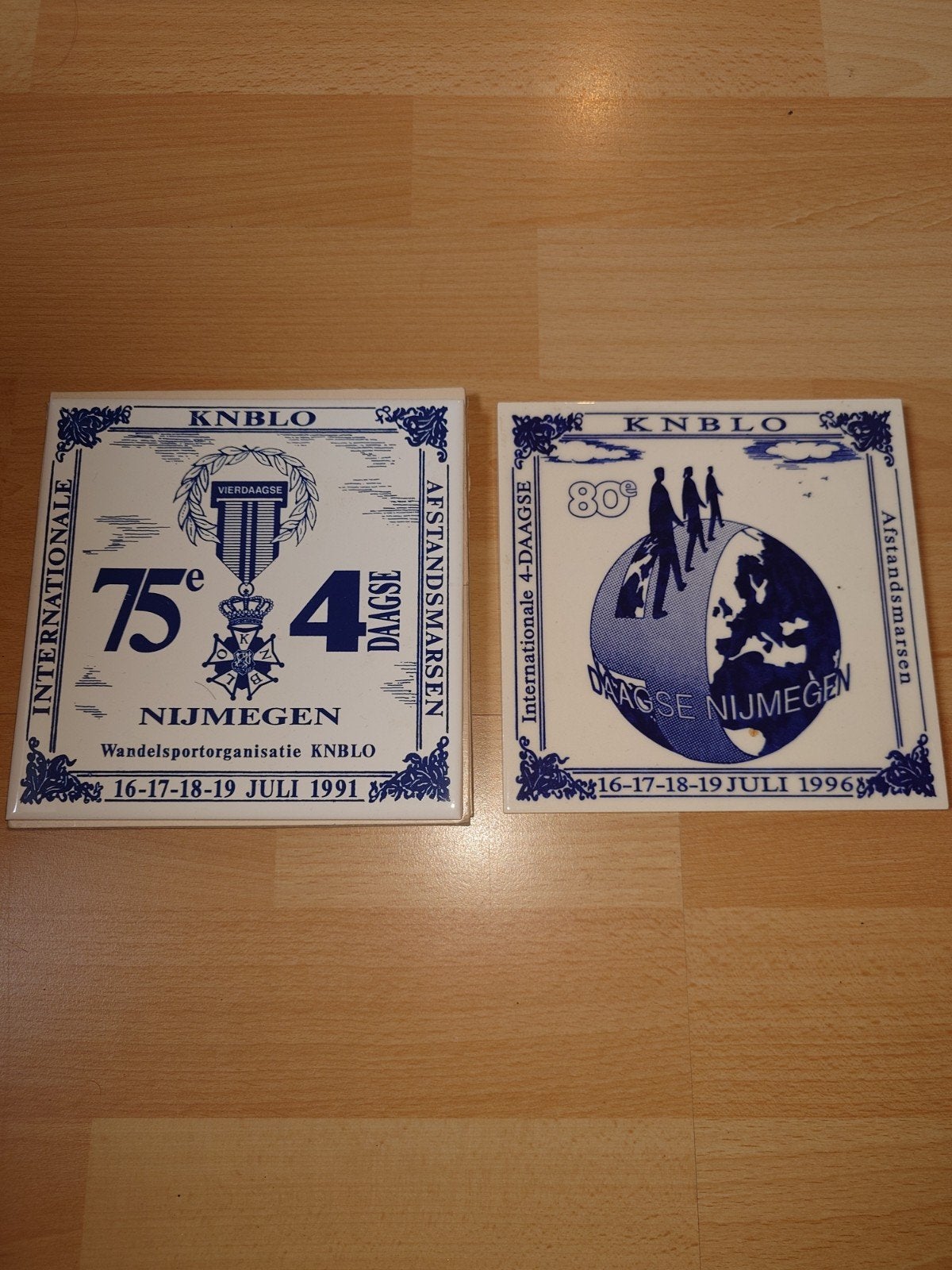 Twee Delfts Blauwe Tegels Nijmeegse Vierdaagse 1991 & 1996, Ophalen of Verzenden