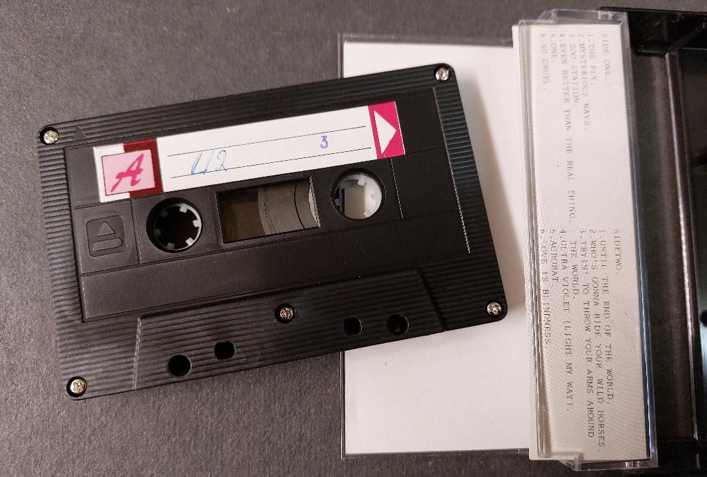 U2 CASSETTE Indonesie Achtung Baby Zeldzaam, Gebruikt, Verzenden, 1 bandje, Voorbespeeld