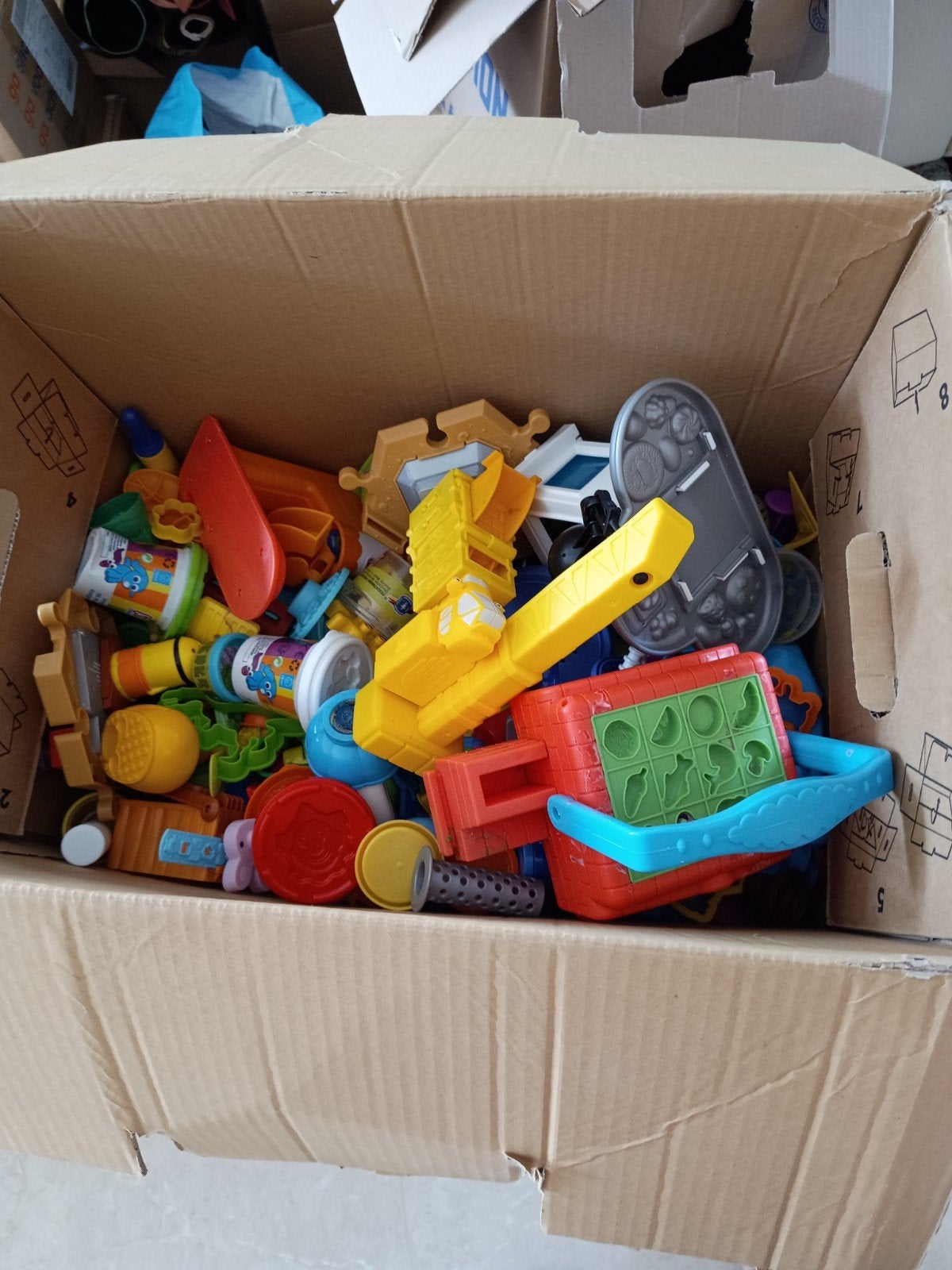 Play doh een grote doos vol klei, persen en vormen, etc, Kinderen en Baby's, Speelgoed | Educatief en Creatief, Ophalen, Gebruikt