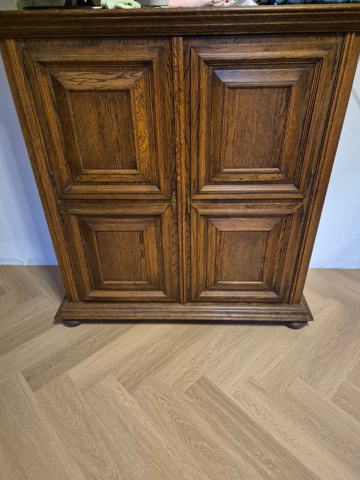 Antieke eikenhouten kast met twee deuren en slot