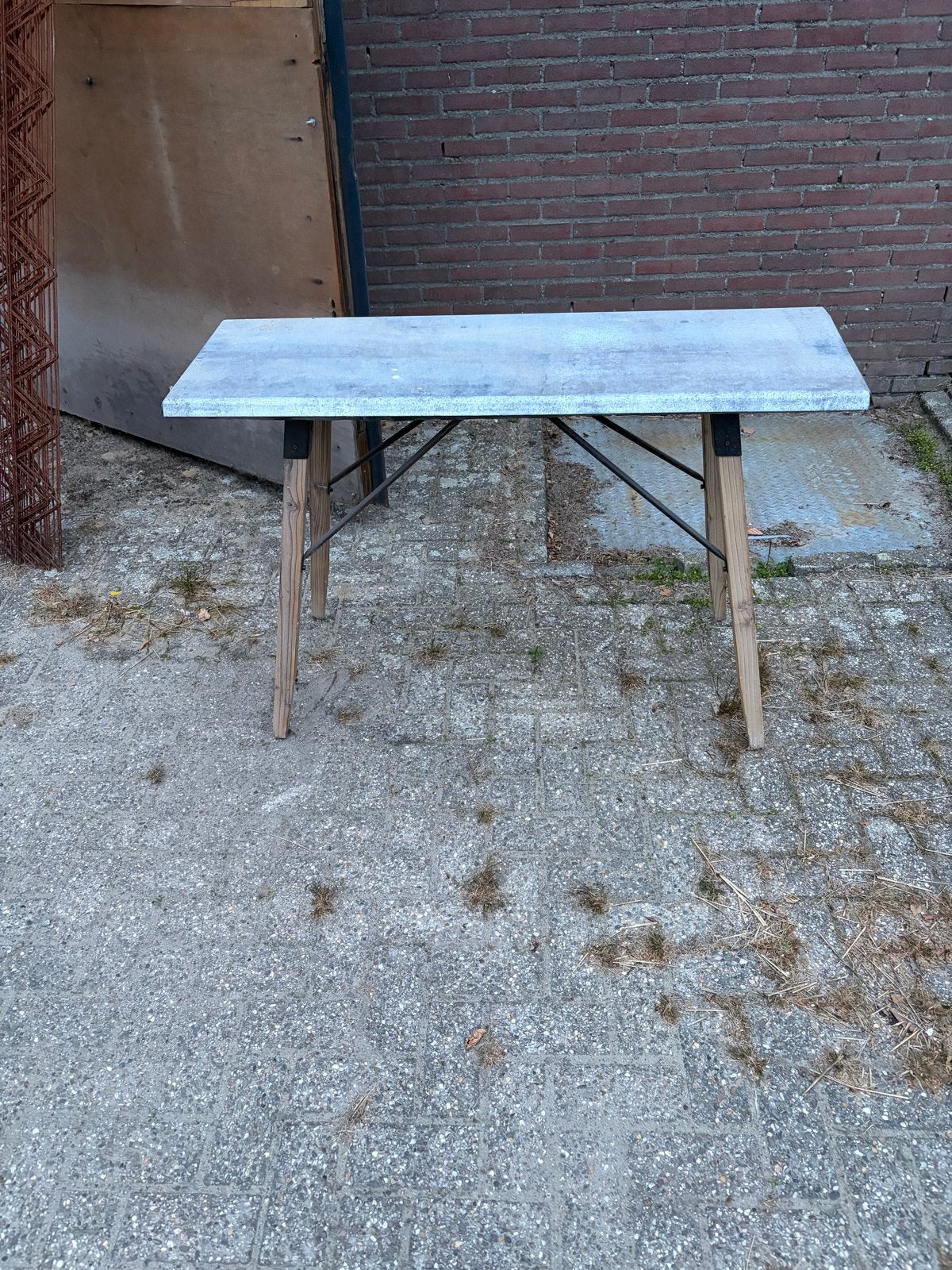 Gebruikte bijzettafel met metalen blad en houten poten, Ophalen, Gebruikt, Metaal of Aluminium, 75 cm of meer