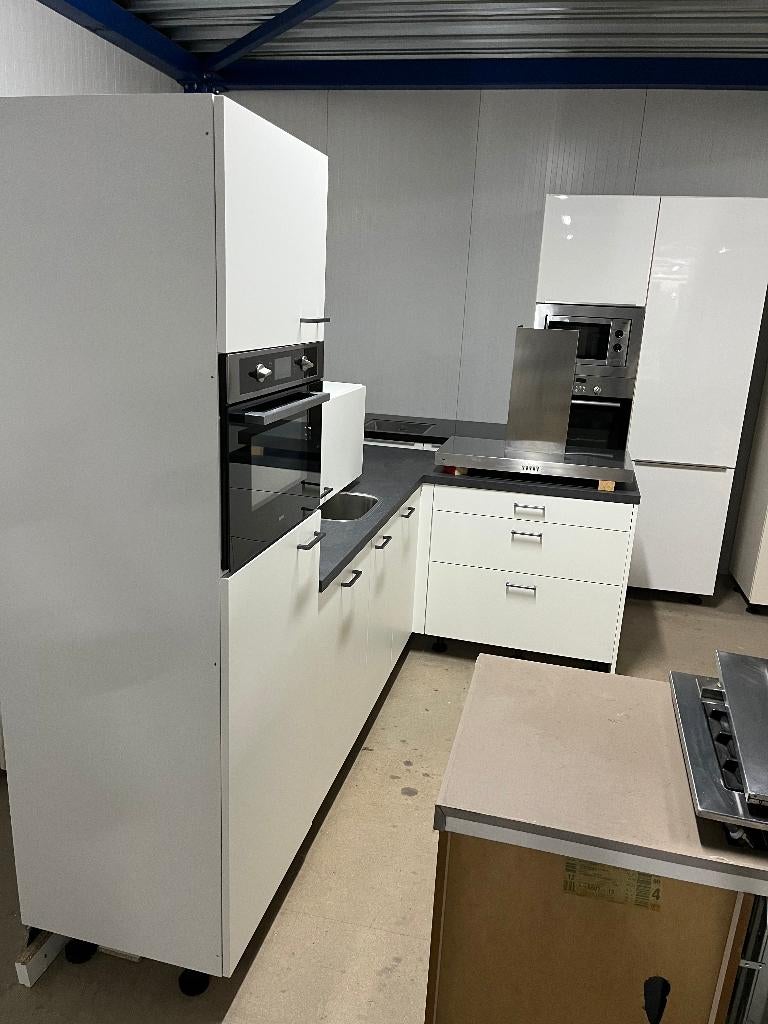 Keuken Compleet met APP 120Keukens op voorraad Nr. 2923, Ophalen of Verzenden, Zo goed als nieuw, Hoekkeuken, Met kookeiland
