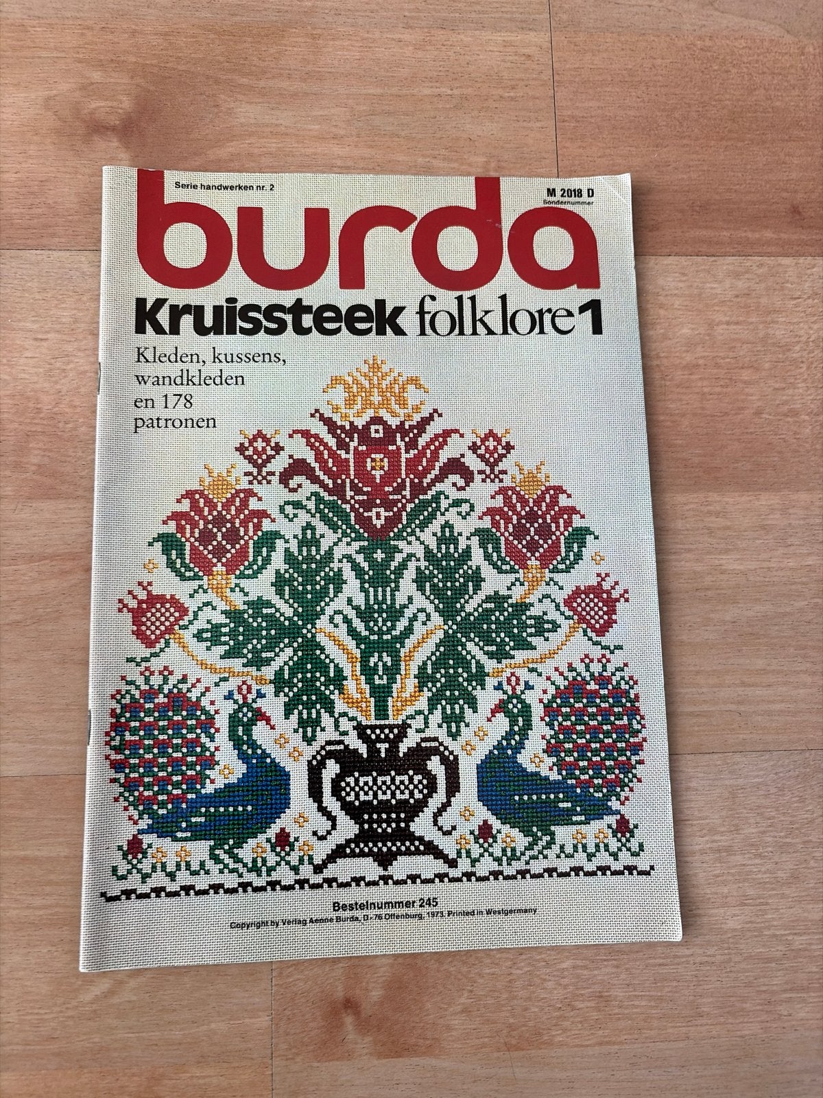 Burda Kruissteek Folklore 1 & MEZ patronenboekje, Ophalen of Verzenden, Gebruikt, Handborduren, Patroon