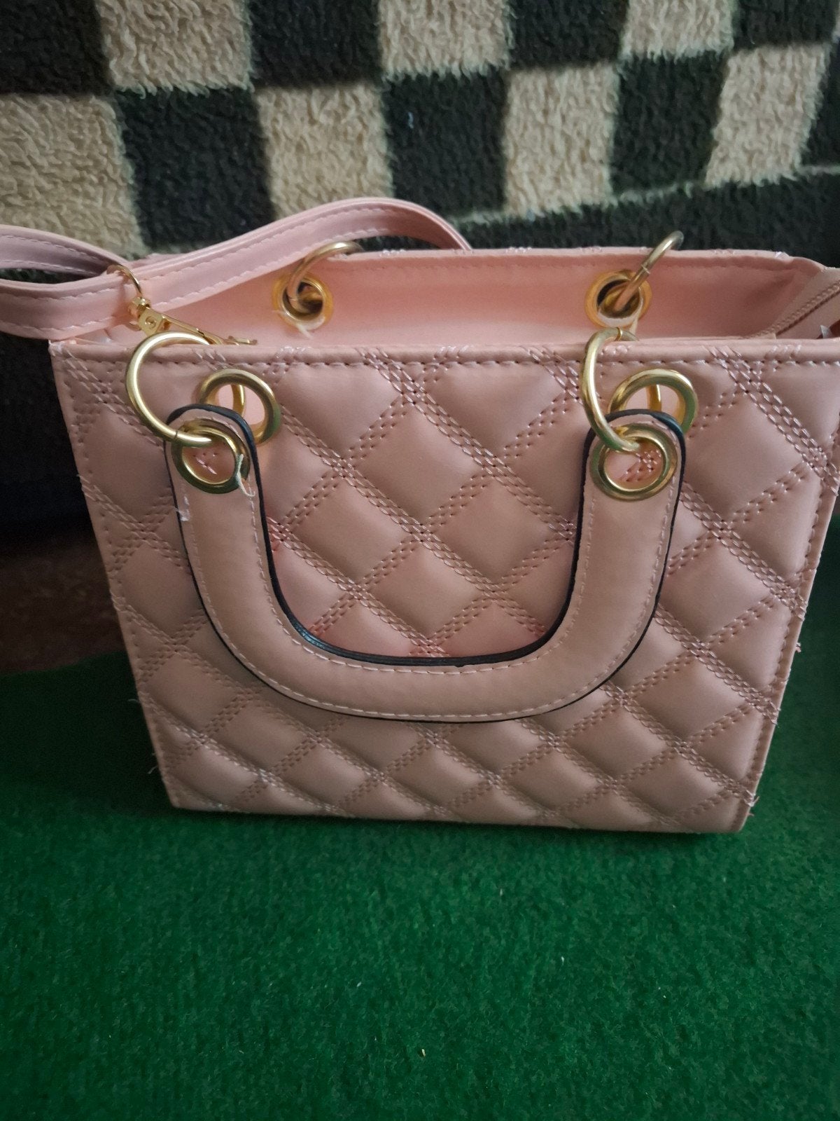 Roze handtas met ruitpatroon en gouden details, Ophalen