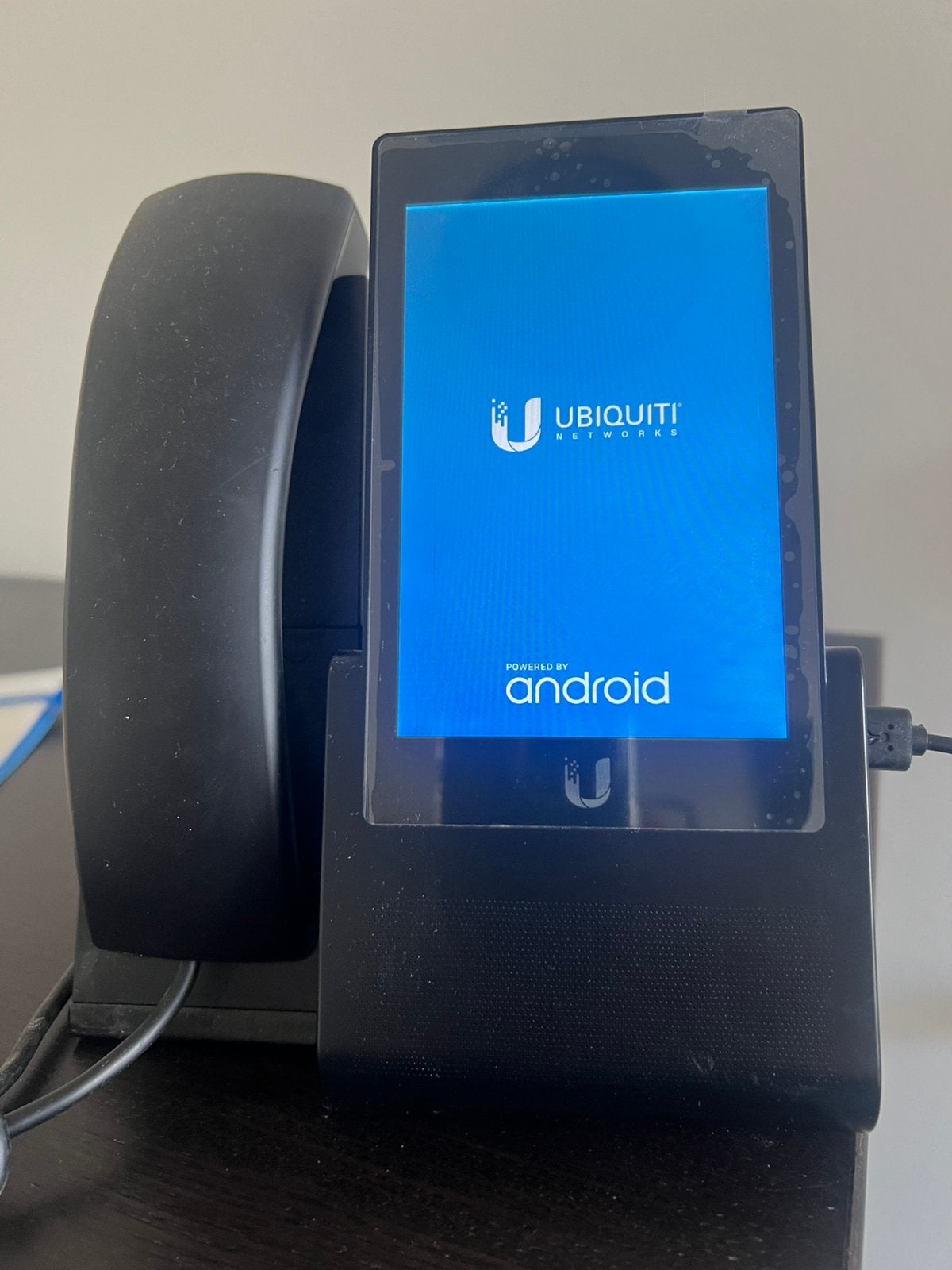 Ubiquiti UniFi UVP VoIP Telefoon Set (2 Stuks) Touchscreen, Telecommunicatie, Ophalen of Verzenden, Zo goed als nieuw, Telefoon