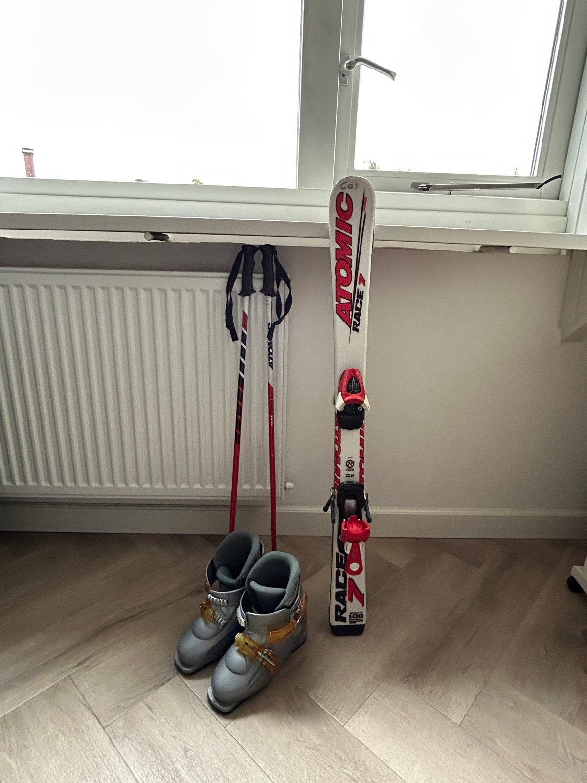 Atomic Race 7 Ski's met schoenen mt 33-35 en stokken, Ophalen, Gebruikt, 100 tot 140 cm, Atomic