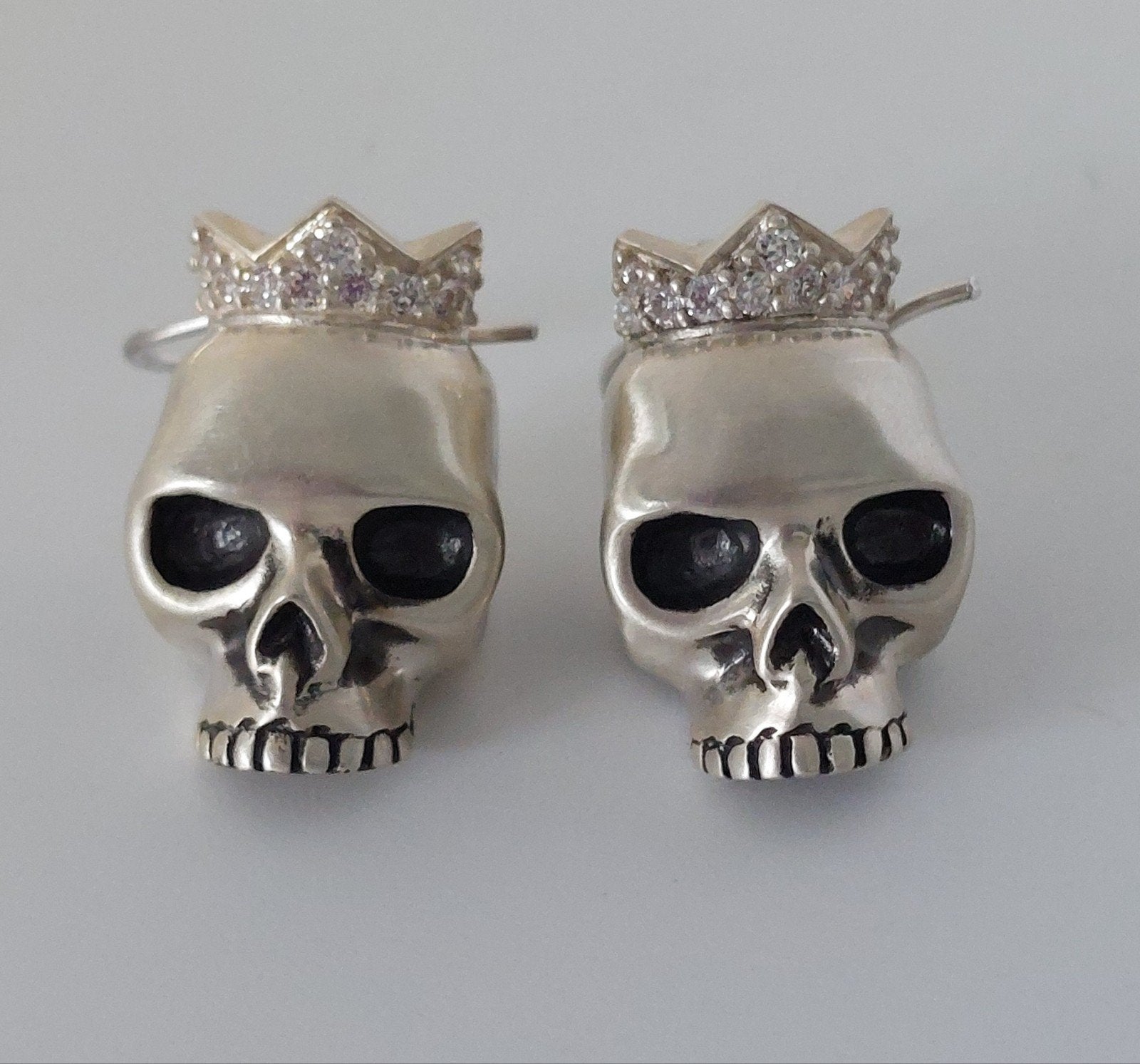 Zilveren oorbellen doodskop met kroon 925 zilver, Ophalen of Verzenden, Zilver, Zilver, Met kristal