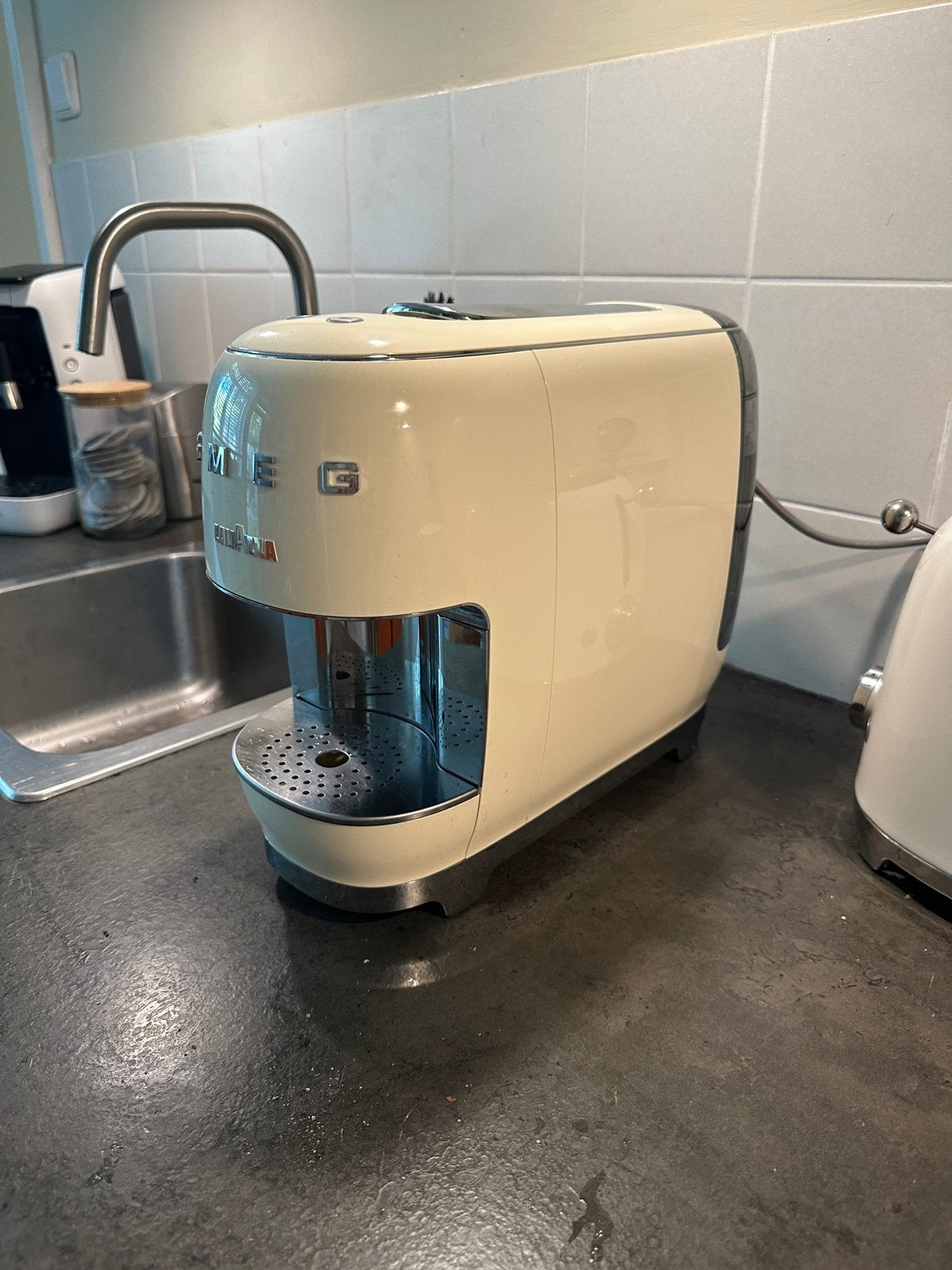 Smeg Lavazza A Modo Mio koffiecupmachine - Crème, Koffiemachine, Ophalen of Verzenden, Zo goed als nieuw, 1 kopje
