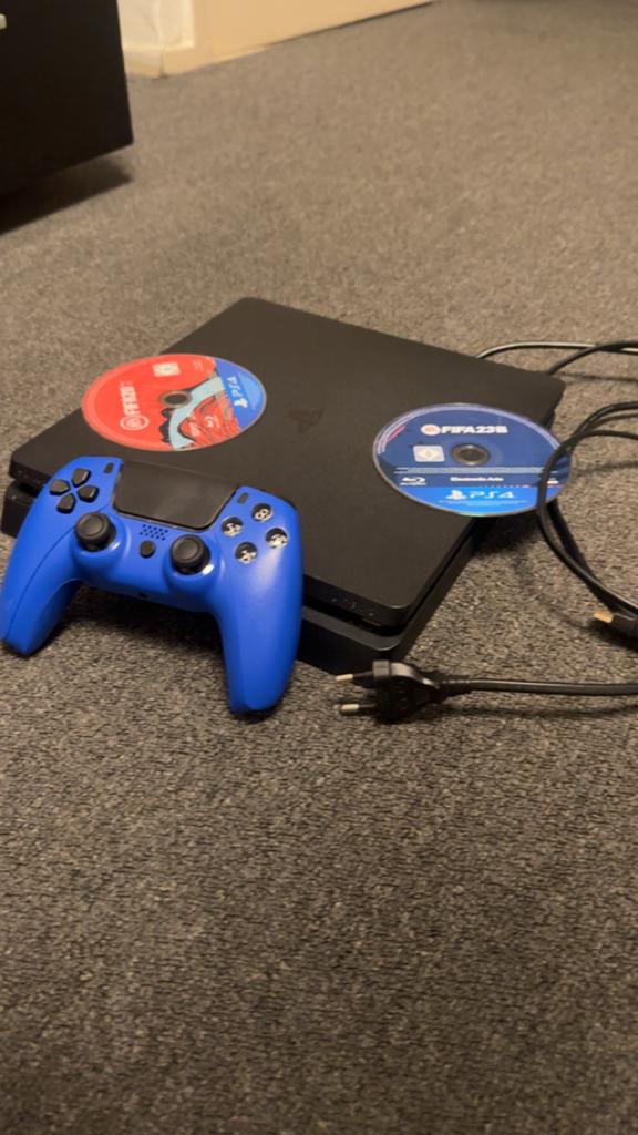 Een ps4 met controllers en cds, Spelcomputers en Games, Ophalen of Verzenden, Zo goed als nieuw, Met 1 controller, Slim