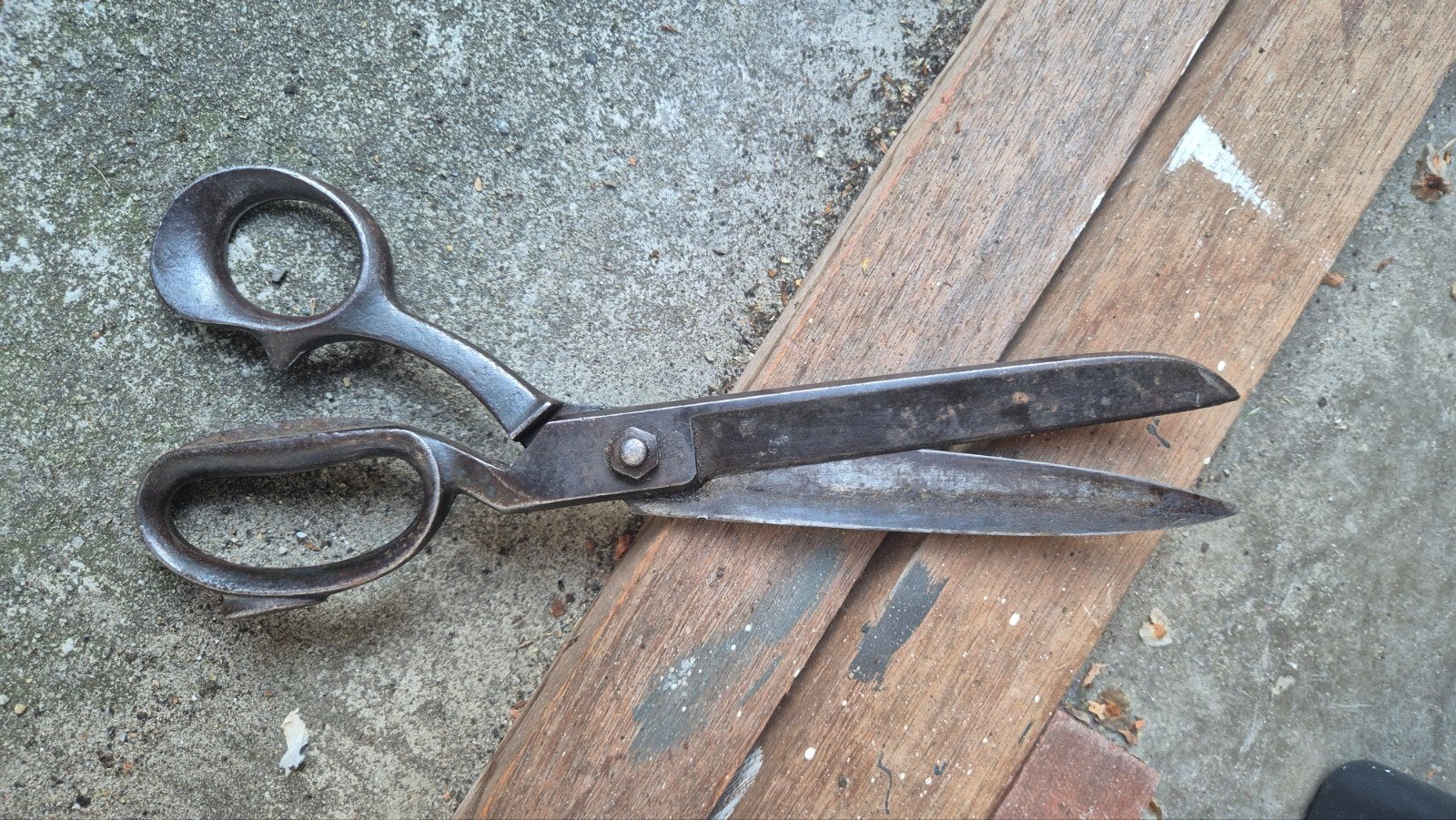 Grote oude kleermakers schaar, Ophalen