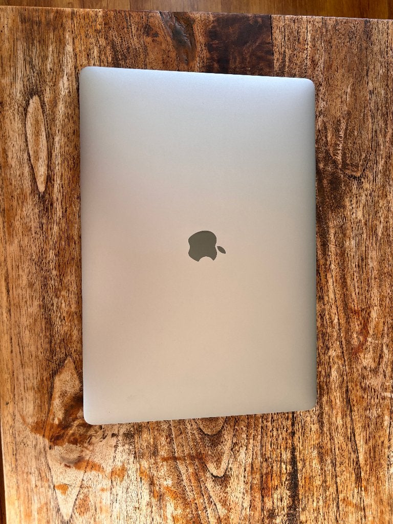 Foto 4 van MacBook Pro 15" (2018) – 2.2 GHz 6-Core i7 / 16GB / 1TB SSD