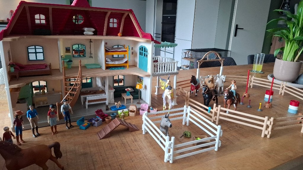 Schleich Landhuis met stal en verschillende accessories., Verzamelen, Speelgoed, Ophalen, Gebruikt