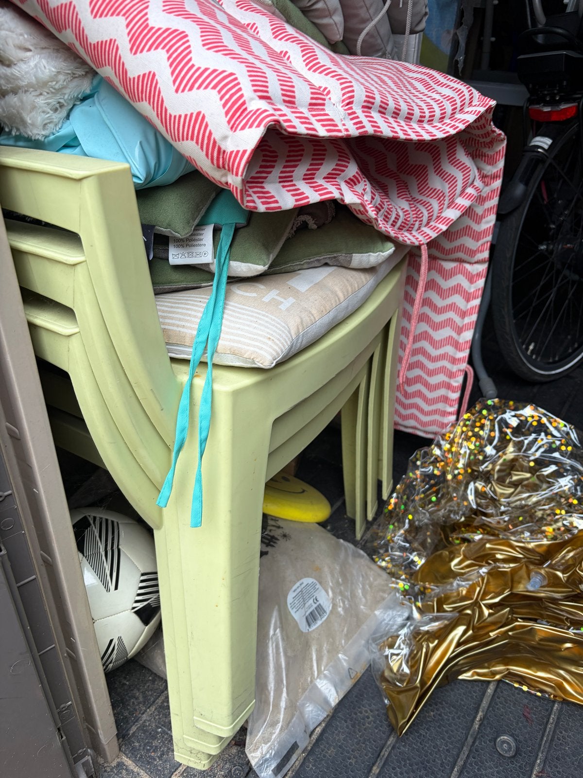 Gratis: 3 groene tuinstoelen, Ophalen, Gebruikt, Kunststof, Stapelbaar