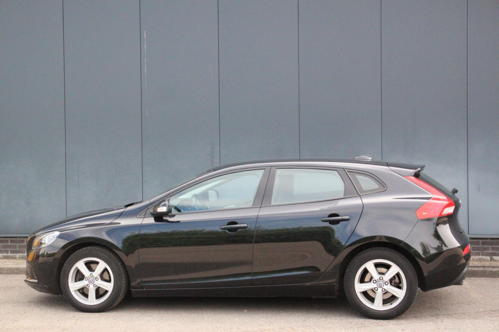 Volvo V40 1.6 T4 Kinetic Navigatie/Parkeersensor/Stoelverwar, Auto's, Stof, Gebruikt, Zwart, 4 cilinders