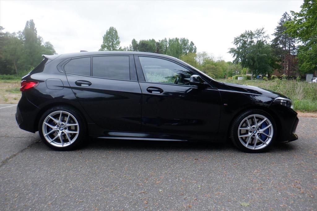BMW 1-Serie (f20) M135i 326pk Aut M Centennial Exe.EDIT-PAN., Auto's, Gebruikt, 4 cilinders, Alcantara, Zwart