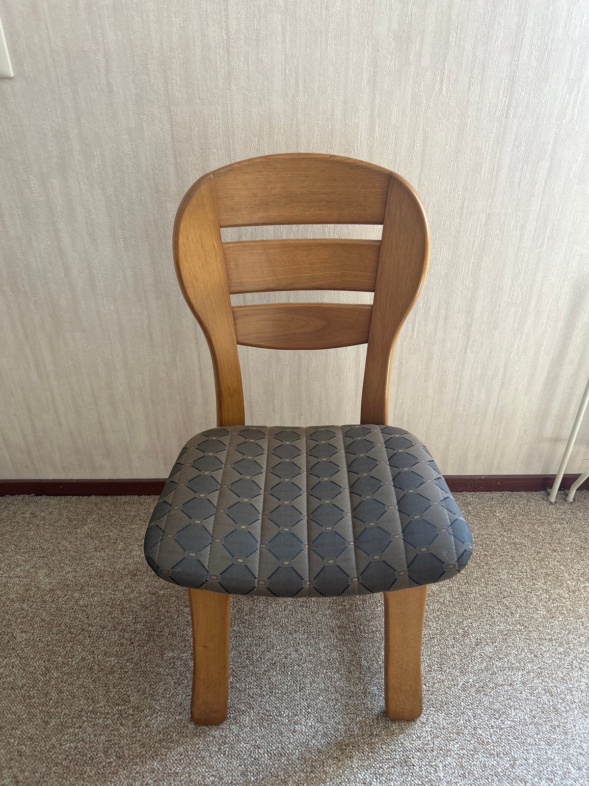 3 Houten Eetkamerstoelen met Stoffen Bekleding, Ophalen, Gebruikt, Hout, Drie