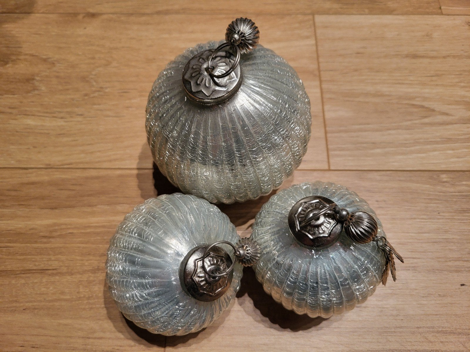 3 glazen kerstballen glas 2 maten wit zilver, Diversen, Ophalen of Verzenden, Zo goed als nieuw