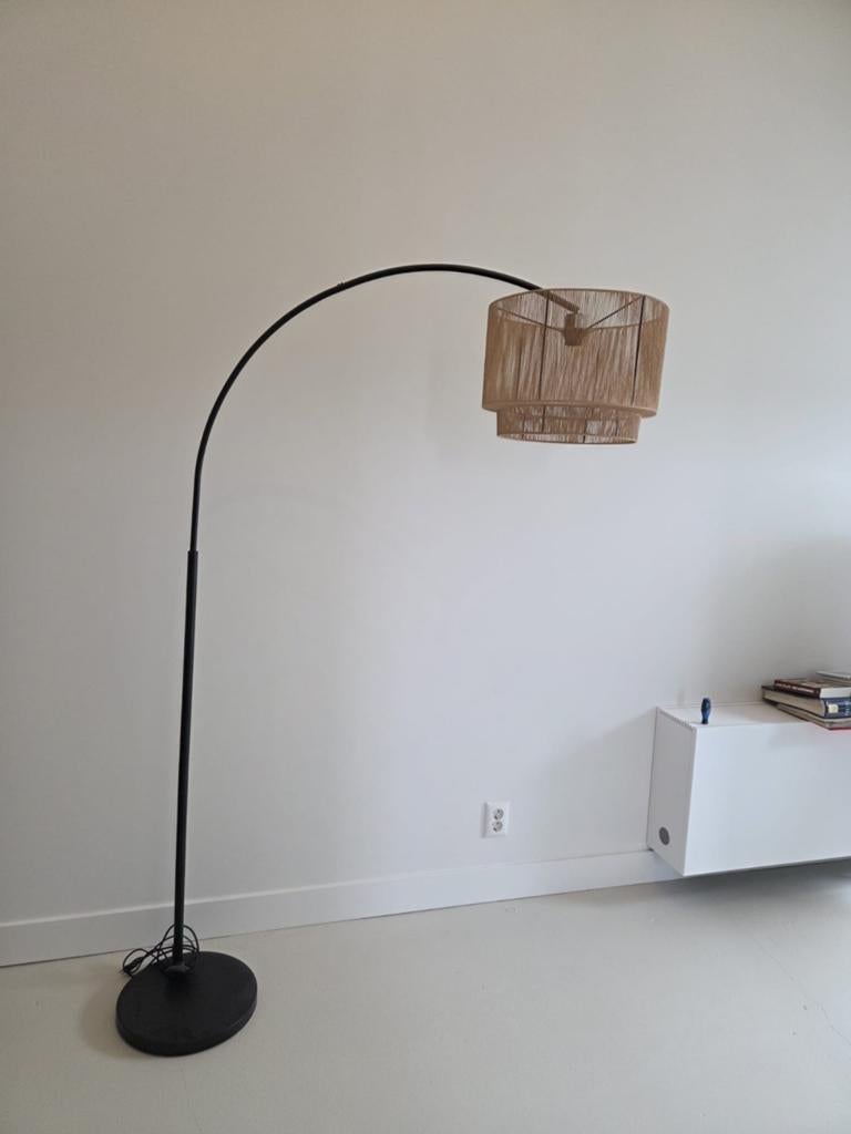 Booglamp met rotan kap - Zwart/Naturel, Huis en Inrichting, Lampen | Vloerlampen, Gebruikt, Overige materialen, Bohemian, Modern, Industrieel