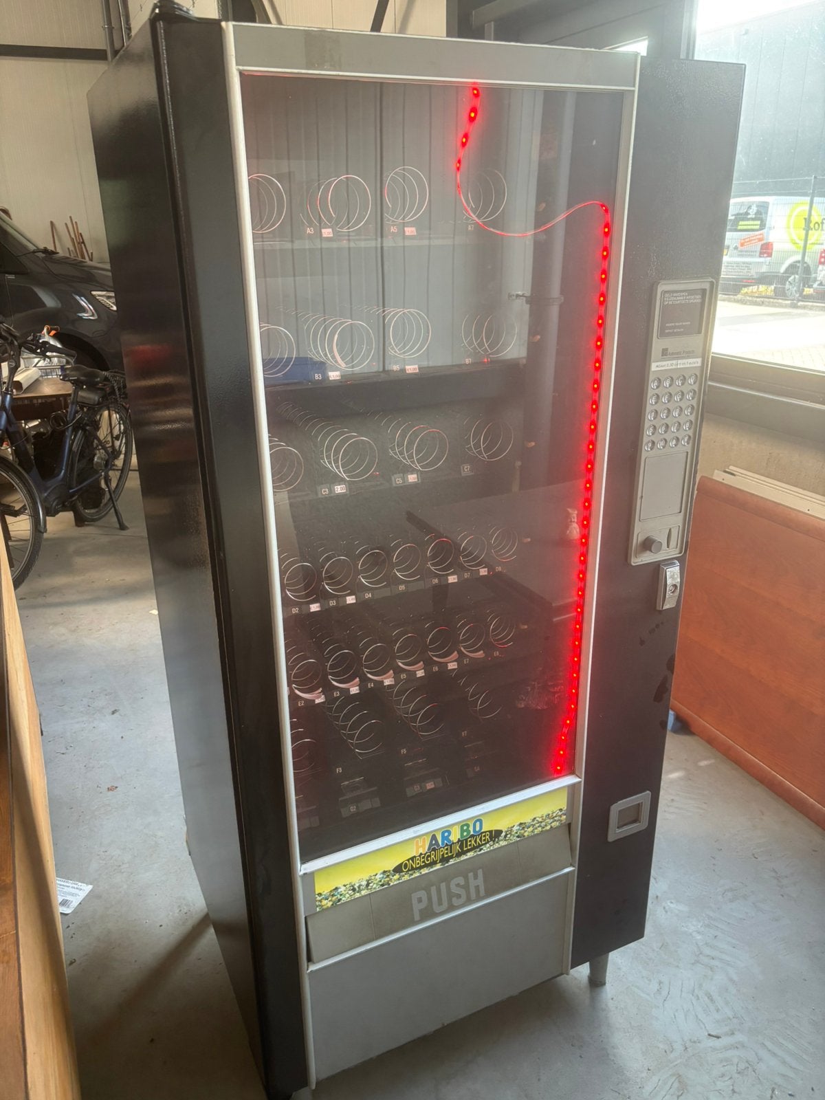 Vending Machine (Automatic products), Ophalen
