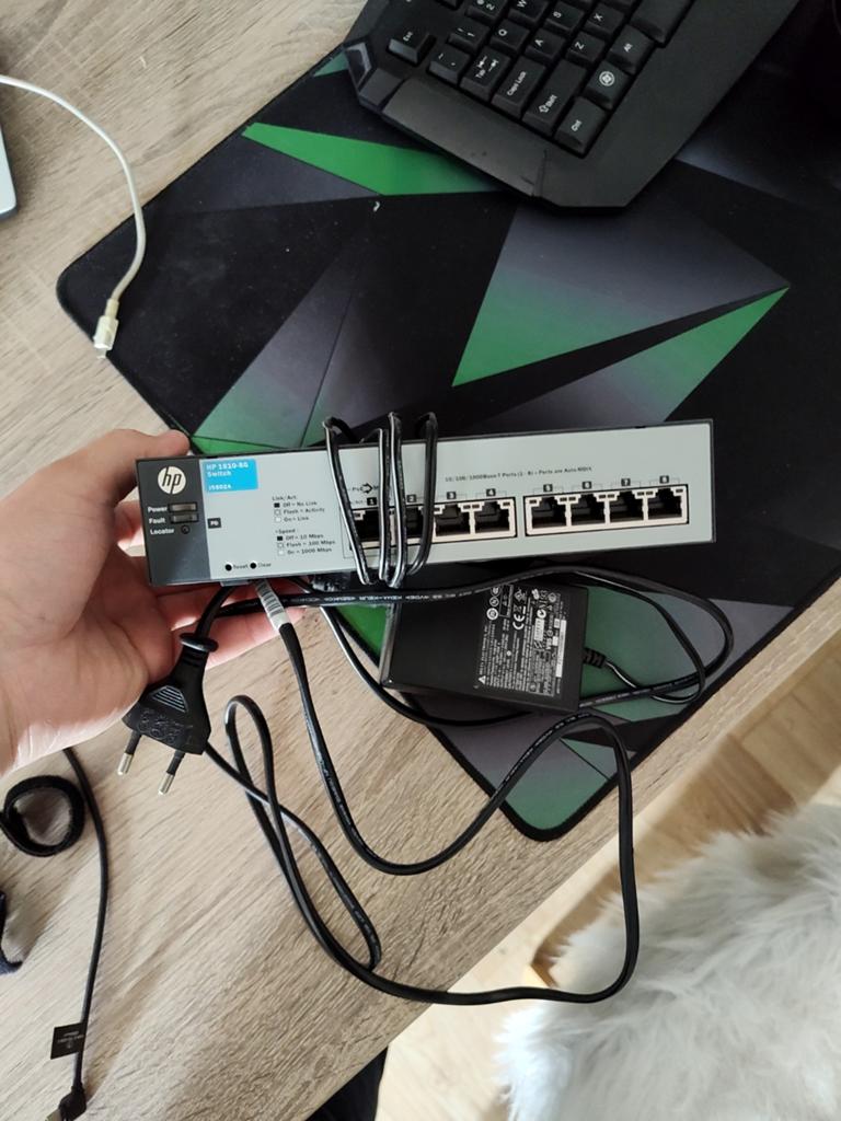 HP J9802A 1400-8G 8-poorts Gigabit Ethernet Switch, Computers en Software, Netwerk switches, Ophalen of Verzenden, Gebruikt