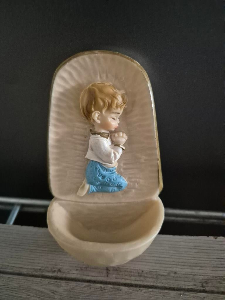 Wijwatervat met biddende jongen, Ophalen of Verzenden, Zo goed als nieuw, Beeld(je)