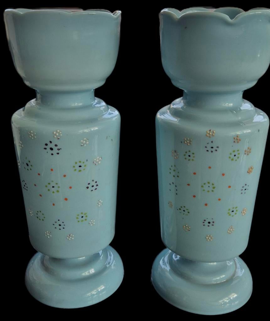 Twee lichtblauwe opaline glazen vazen met stippen, Ophalen of Verzenden