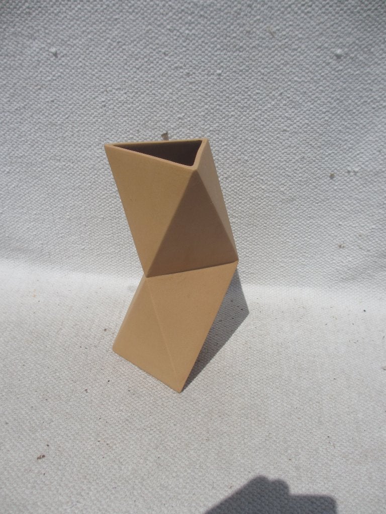 Mooie geometrische design vaas OJEA STUDIO, Antiek en Kunst, Kunst | Designobjecten, Geel, Vaas, Ophalen of Verzenden, 21 cm