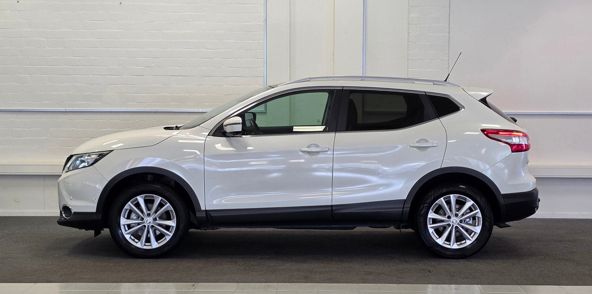 Nissan Qashqai 1.2 Business Edition Leder Pano Trekhaak Mooi, Auto's, Gebruikt, 4 cilinders, 116 pk, Wit