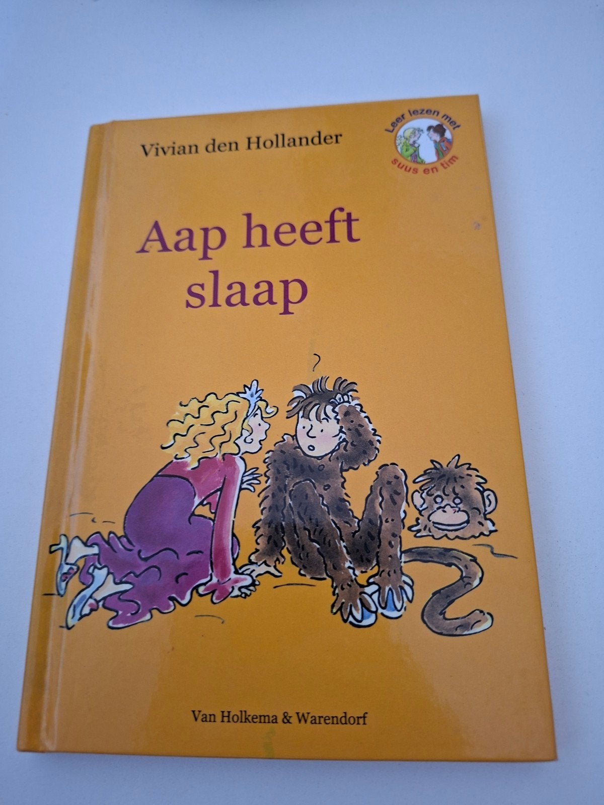 Vivian den Hollander - Suus en Tim - Aap heeft slaap, Boeken, Ophalen of Verzenden, Gelezen, Fictie algemeen