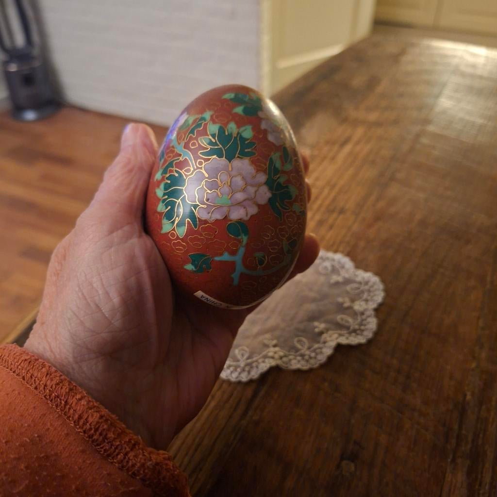 Cloisonne Ei met Bloemen 12 cm groot  zit klein butsje in, Ophalen of Verzenden