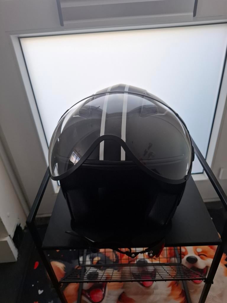 Zwarte scooterhelm maat XL met witte strepen, Fietsen en Brommers, Brommerhelmen, Ophalen of Verzenden, Zo goed als nieuw, Extra large of groter
