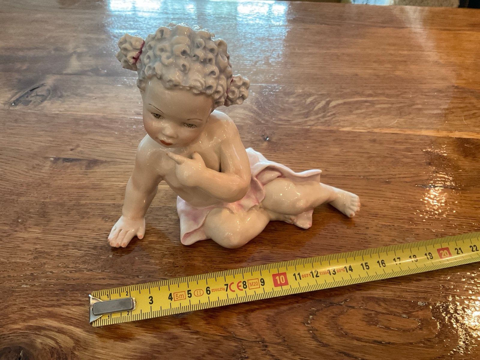 Vintage Porseleinen Beeldje: Kruipende Baby met Krulletjes, Antiek en Kunst, Ophalen of Verzenden