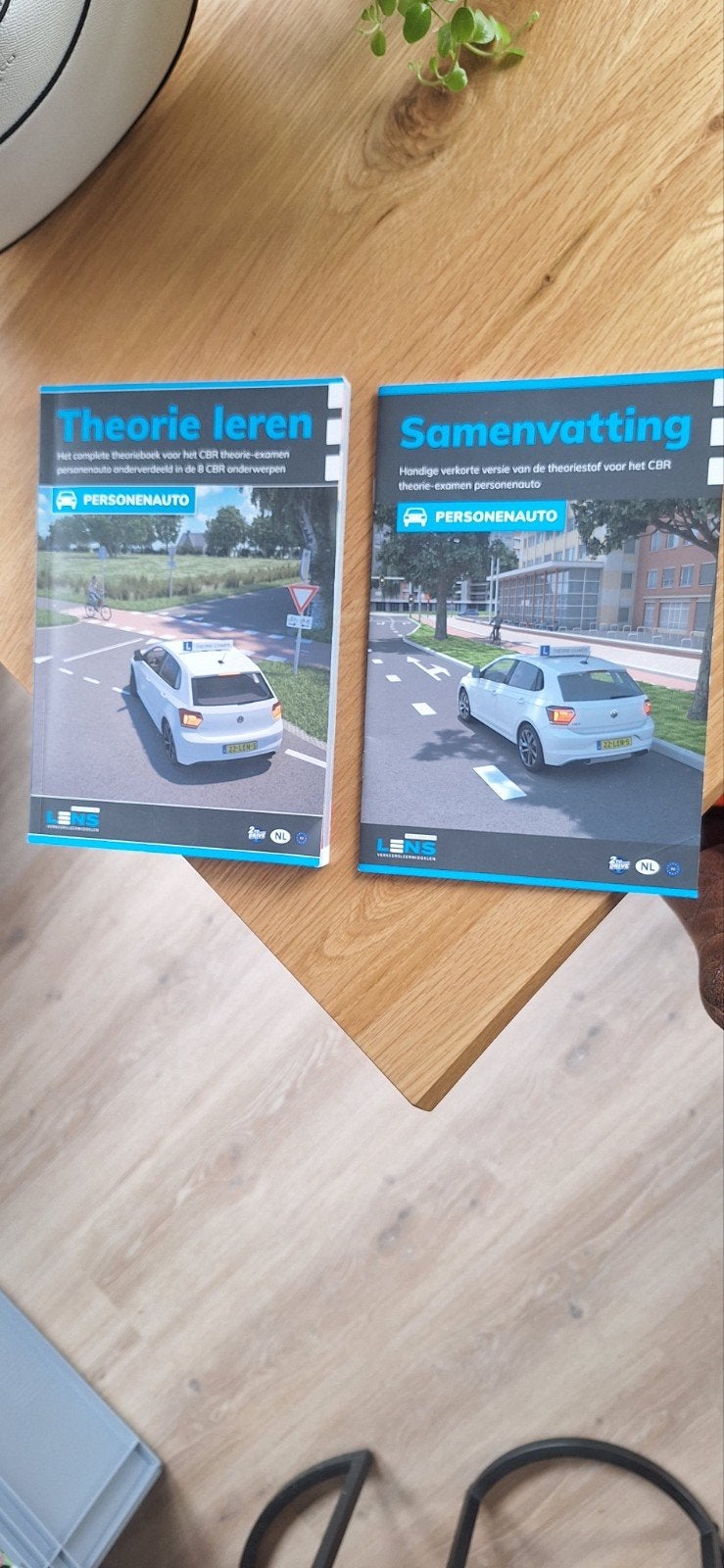 Theorieboek en Samenvatting CBR Personenauto, Boeken, Ophalen, Zo goed als nieuw, LENS Verkeersleermiddelen