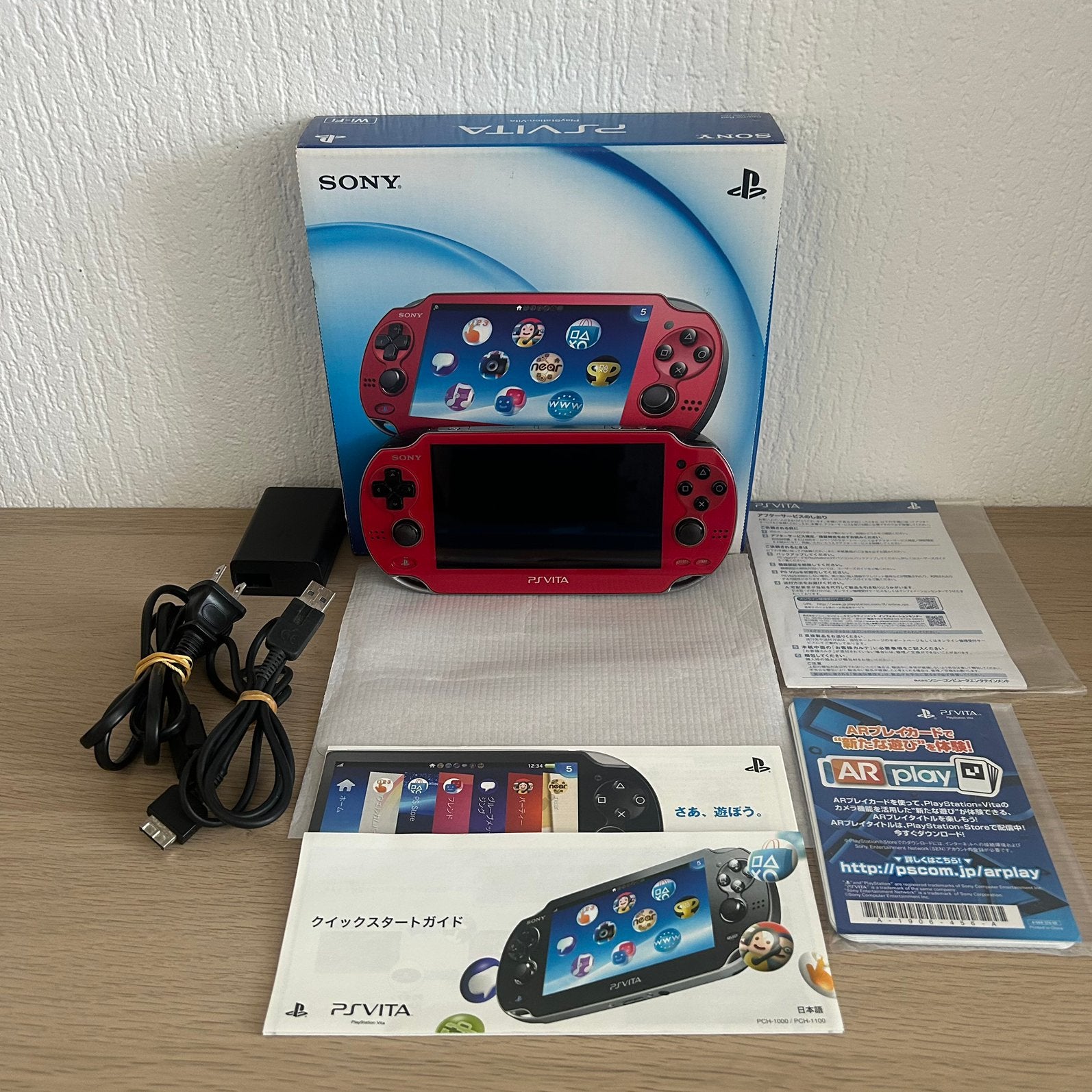 PlayStation Vita Cosmic Red PCH-1000 OLED (CIB), Spelcomputers en Games, Spelcomputers | Sony PSP, Zo goed als nieuw, PSP 3000