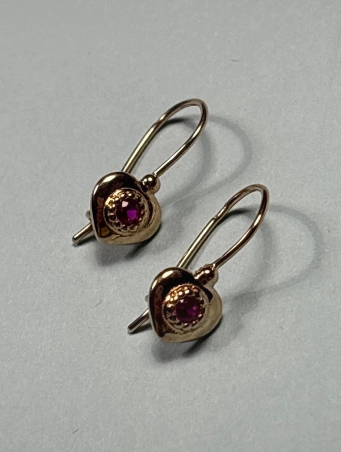 9 karaat hartjes oorbellen met roze steen, Hangers, Verzenden, Zo goed als nieuw, Roze