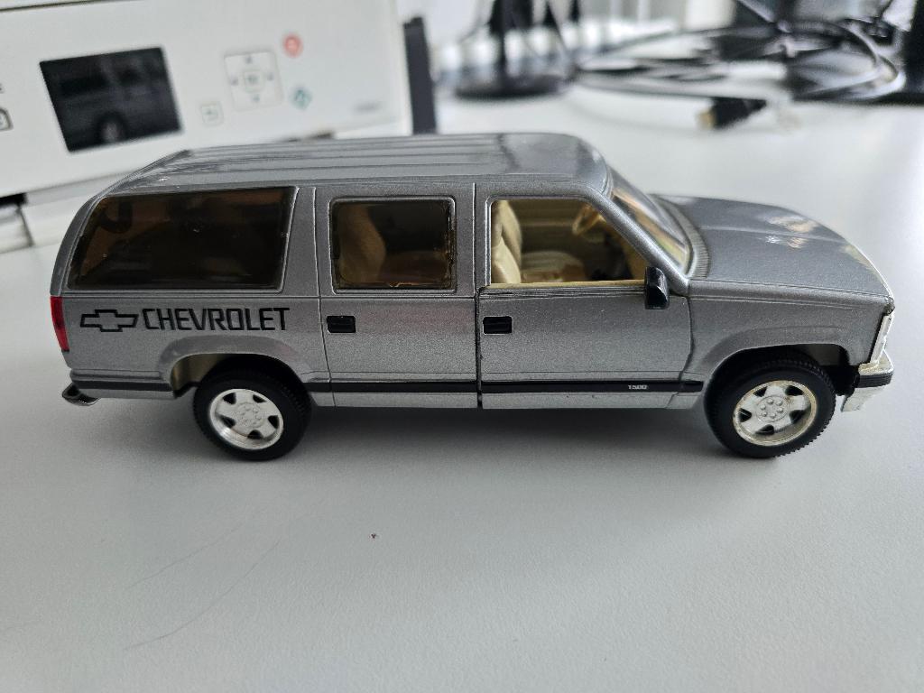 Chevrolet Suburban 1/24, Hobby en Vrije tijd, Ophalen of Verzenden, Gebruikt, Auto, Overige merken