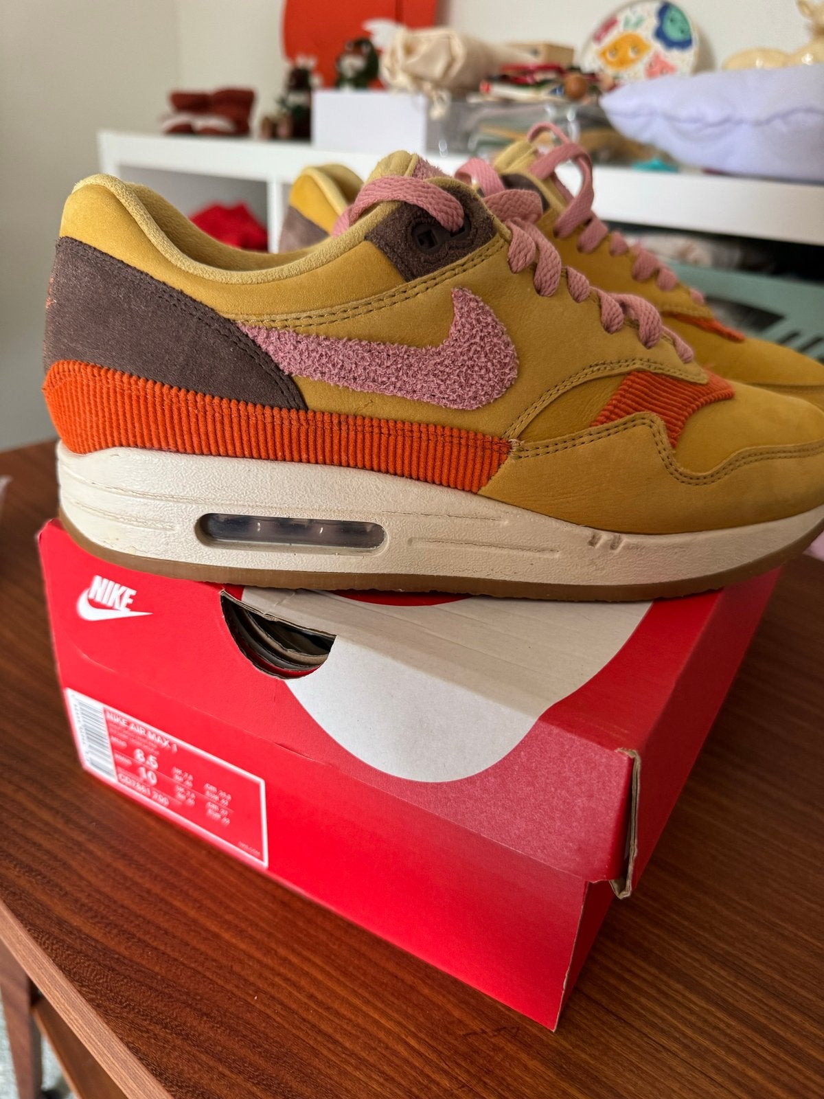 Nike Air Max 1 Wheat Gold / Rust Pink - Maat 42, Ophalen of Verzenden, Zo goed als nieuw, Overige kleuren, Sneakers of Gympen