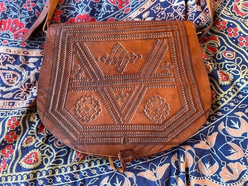 Nieuwe handgemaakte echt leren Ibiza tas met motieven 39,99€, Ophalen of Verzenden, Nieuw, Bruin, Schoudertasje