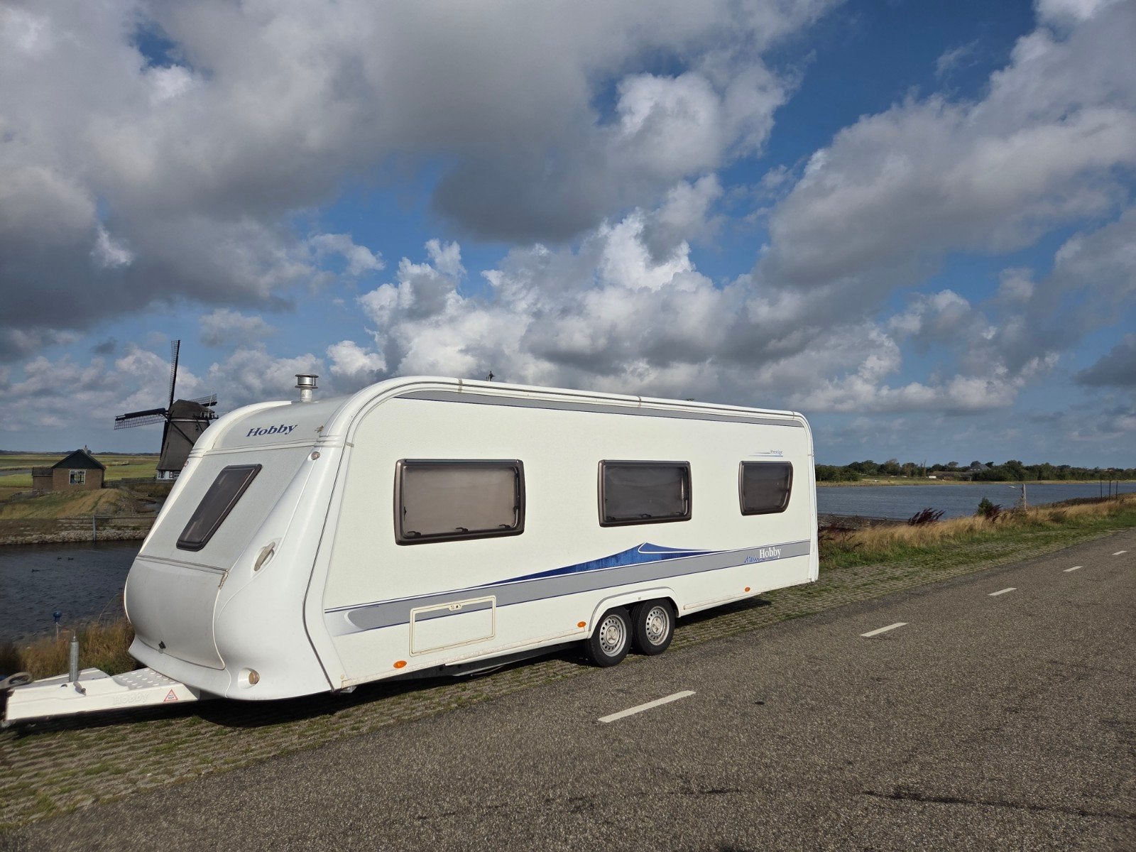 Hobby caravan met vastbed, stapelbed en rondzit 6 persoons., Caravans en Kamperen, Rondzit, 7 tot 8 meter, Luifel, Particulier