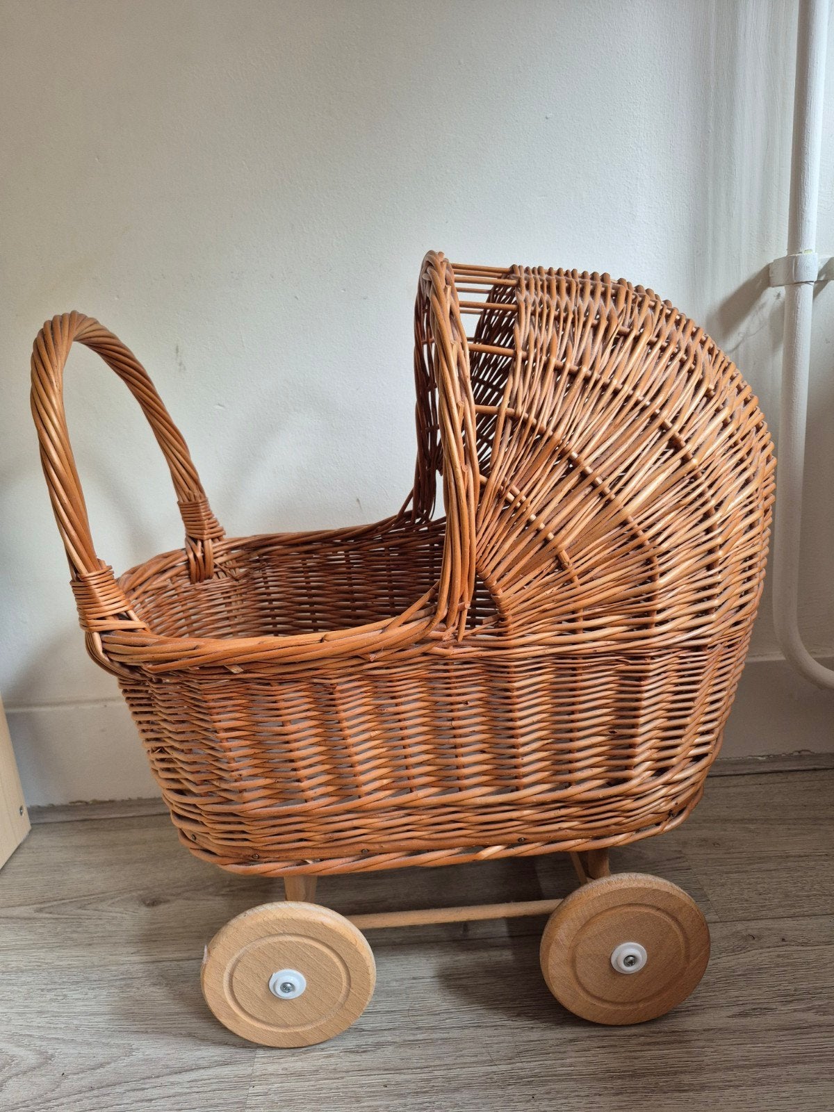 Vintage rieten poppenwagen met houten wielen, Ophalen, Zo goed als nieuw, Babypop