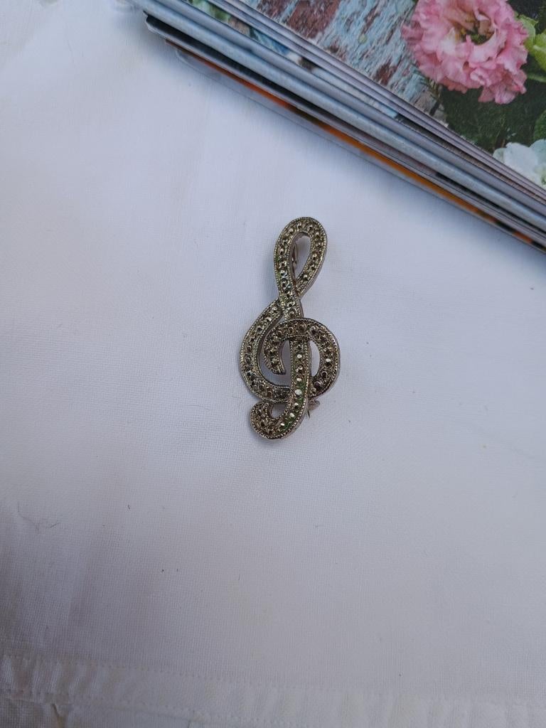 Broche - Muzieknoot met steentjes, Sieraden, Tassen en Uiterlijk, Broches, Ophalen of Verzenden, Gebruikt, Zilver, Overige materialen