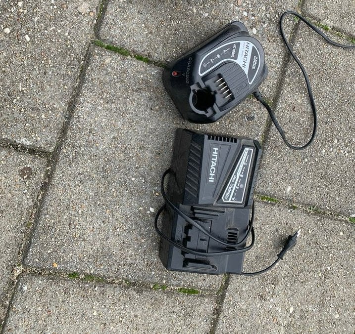 Twee Hitachi acculaders - Bieden per stuk, Verzenden, Gebruikt, Overige typen