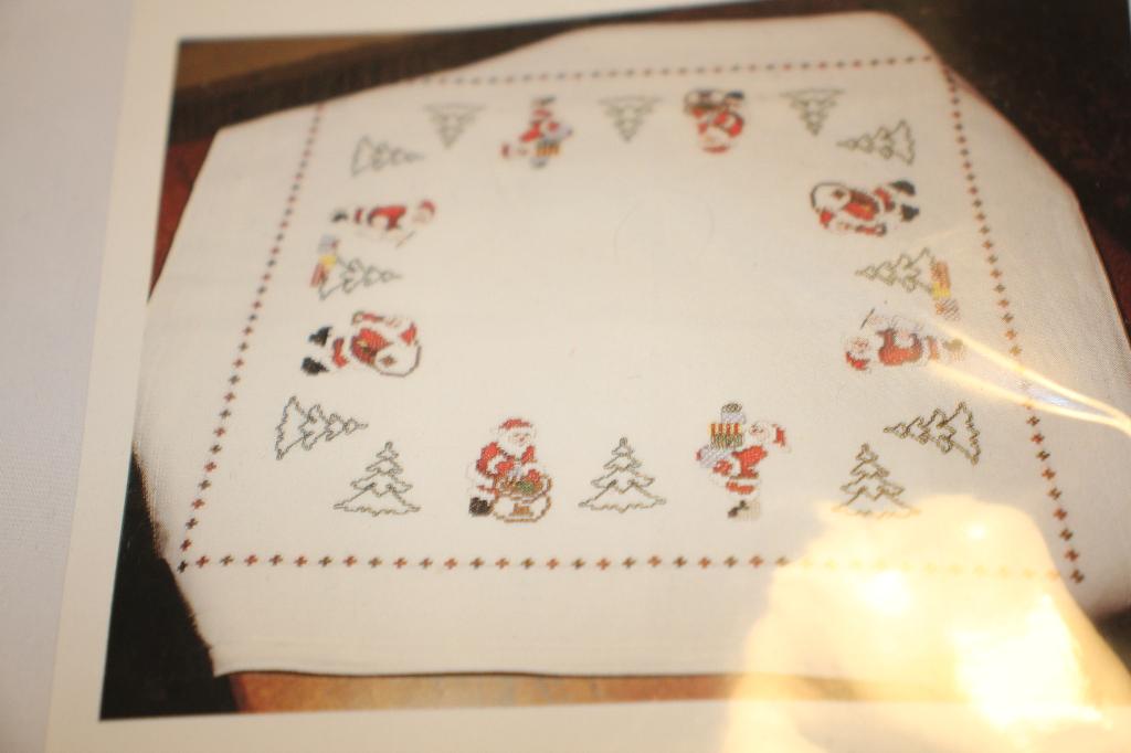 Borduurpakket tafelkleed - Kerstman kerstboom #4169, Ophalen of Verzenden, Nieuw, Handborduren, Borduurpakket